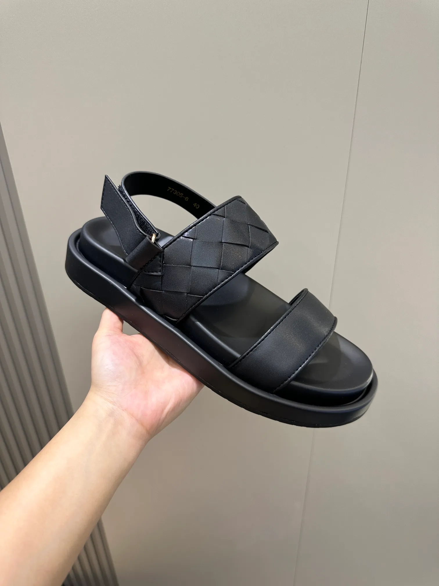 Factory price: 360💰BV hand-woven men's slippers and sandals - suitable for walking. It still emphasizes minimalism and practical wearability, but is full of vivid artistry. Super classic, luxurious and comfortable, imported cowhide + cowhide lining + lightweight outsole Size: 39-44 (customized at 38.45)